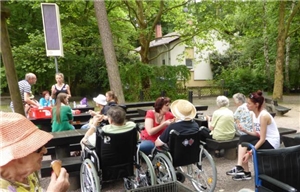 Ausflug mit Ehrenamtlichen und Bewohnern des Caritas-Altenzentrums St. Bonifatius im Wald bei Limburgerhof Ausflug mit Ehrenamtlichen und Bewohnern des Caritas-Altenzentrums St. Bonifatius im Wald bei Limburgerhof