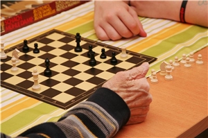 Zwei Bewohner einer Altenpflegeeinrichtung spielen Schach. Zwei Bewohner einer Altenpflegeeinrichtung spielen Schach.