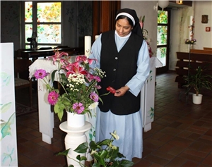 Eine Ordensschwester, die im Caritas-Altenzentrum St. Bonifatius lebt und arbeitet, kümmert sich um den Blumenschmuck in der Kapelle des Hauses. Eine Ordensschwester, die im Caritas-Altenzentrum St. Bonifatius lebt und arbeitet, kümmert sich um den Blumenschmuck in der Kapelle des Hauses.