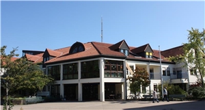 Eine Außenansicht vom Altenzentrum St. Bonifatius mit Blick auf die Vorderfront mit Haupteingang. Eine Außenansicht vom Altenzentrum St. Bonifatius mit Blick auf die Vorderfront mit Haupteingang.