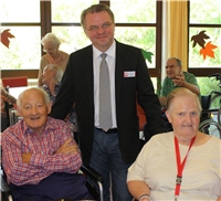 Leiter Herr Hassa mit zwei Bewohnern des Caritas-Altenzentrums St. Bonifatius in Limburgerhof. 