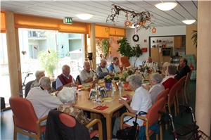Ältere Männer und Frauen sitzen gemeinsam um einen Tisch, sie sind Besucher der Tagespflege im Caritas-Altenzentrum St. Bonifatius. Ältere Männer und Frauen sitzen gemeinsam um einen Tisch, sie sind Besucher der Tagespflege im Caritas-Altenzentrum St. Bonifatius.