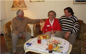 Eine Bewohnerin des Caritas-Altenzentrums St. Bonifatius hat Besuch von ihren Angehörigen. 