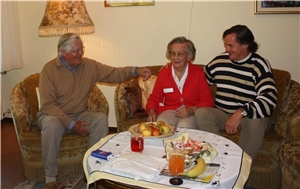 Eine Bewohnerin des Caritas-Altenzentrums St. Bonifatius hat Besuch von ihren Angehörigen. Eine Bewohnerin des Caritas-Altenzentrums St. Bonifatius hat Besuch von ihren Angehörigen.