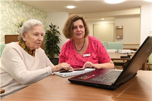 ältere Dame mit Begleiterin am Computer ältere Dame mit Begleiterin am Computer