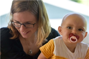 Mutter mit lächelndes Baby Mutter und Kind lächeln