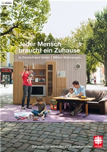 Plakate der Caritas-Kampagne 2018 - Familie (hoch) Familie mit ihrem Wohnzimmer auf der Straße