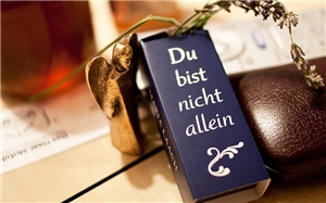 Trost spenden im Hospiz - Querformat Nachttisch mit Habseligkeiten