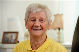 Fröhliche ältere Dame lachende alte Dame