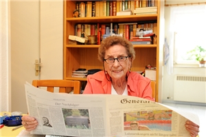 HOP_0821 Alte Dame am Zeitung lesen