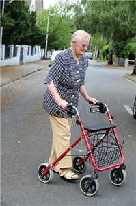 HOP_8974 alte Dame mit Rollator