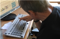 HOP_8128 Mann mit Behinderung am PC