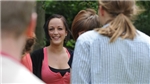 Freiwillige10 lachende junge Frau