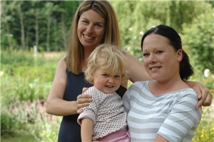 Frau mit junger Mutter und Kleinkind Frau mit junger Mutter und Kleinkind