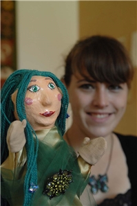 LT24 Jugendliche mit einer Figur