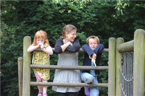 Kinder09 zwei Kinder mit einer Frau