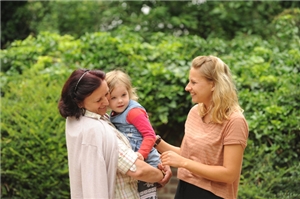 Kinder16 zwei Frauen und ein Mädchen