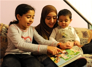Flüchtlingskinder beim Lesen