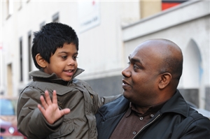 Vater mit Sohn Ein Vater hält seinen Sohn auf dem Arm.