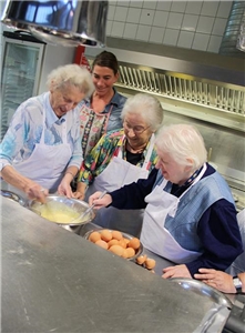 Unsere Seniorinnen backen begeistert Pfannkuchen in der Kreuzberger Markthalle