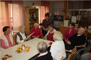 Senioren haben sich zu einer gemeinsamen Beschäftigung im Rahmen der Tagespflege in St. Ulrich versammelt. 