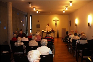 In der Kapelle vom Caritas-Altenzentrum St. Ulrich findet ein Gottesdienst statt. 