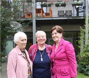 Drei Frauen, die alle ehrenamtlich im Caritas-Altenzentrum St. Ulrich tätig sind.