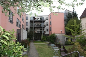 Das Altenzentrum St. Ulrich vom Garten aus gesehen. Das Altenzentrum St. Ulrich vom Garten aus gesehen.
