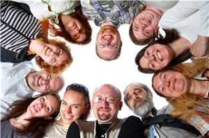 Männer und Frauen verschiedenen Alters haben einen Kreis gebildet. Das Foto zeigt sie, wie sie nach unten in die Kamera blicken. Männer und Frauen verschiedenen Alters haben einen Kreis gebildet. Das Foto zeigt sie, wie sie nach unten in die Kamera blicken.