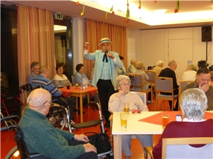 Hans Harald bei seinem Auftritt Hans Harald….der fröhliche Hesse zu Besuch im Caritas Altenzentrum St. Elisabeth