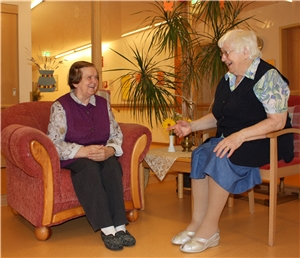 Wohnen und Leben Zwei Bewohnerinnen im Caritas-Altenzentrum St. Elisabeth haben sich im Wohnbereich eine Ecke ausgesucht, um sich zu unterhalten.