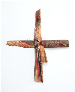 Das Bild zeigt ein Kreuz gestaltet aus Holzbalken, angestrichen mit roter Farbe, um an die Wunden Jesu am Kreuz zu erinnern. Das Kreuz hat die Caritas-Mitarbeiterin Michaela Ständer geschaffen.