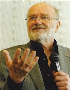 Erwin Böhm. Er spricht in ein Mikrofon.