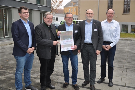 Kirchliche Wohrauminitiative Projektteam Dekanatsreferent Phillip Friedel (v. l.), Dekan Schänzle, Projektleiter Robert Talaj, Caritas-Regionalleiter Peter Grundler und Fachleiter Joachim Schmucker stellen das Projekt vor
