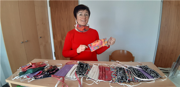 Ruth Seethaler mit Behelfsmundschutz Ruth Seethaler mit Behelfsmundschutz