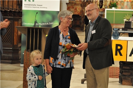 Magdalena Ruf mit Caritas-Leiter Peter Grundler und Enkelkind Nele Marie Magdalena Ruf mit Caritas-Leiter Peter Grundler und Enkelkind Nele Marie