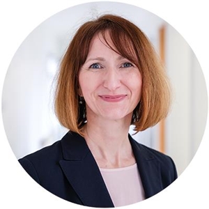 Portrait einer Frau mit kurzen roten Haaren