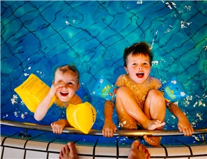 Kinder im Schwimmbad