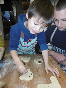 Kinder verziehren Gebäck