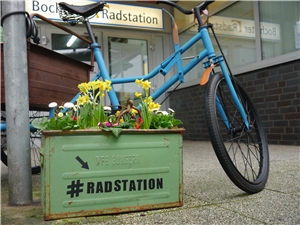 Einladender Eingangsbereich der Radstation. Machen Sie Ihr Rad fit für den Frühling. Radstation 1