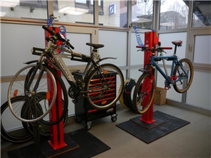 moderne Arbeitsplätze mit hydraulischen Hebebühnen erleichtern das Arbeiten. RAdstation 2