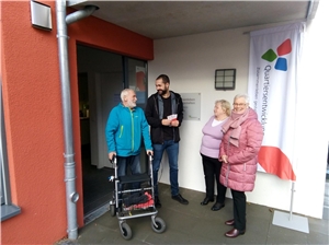Menschen im Gespräch vor Haustür