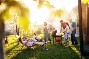 Nachbarn grillen gemeinsam