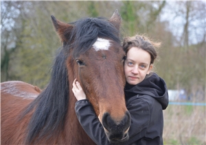 therapeutisches Reiten Mädchen mit Pferd