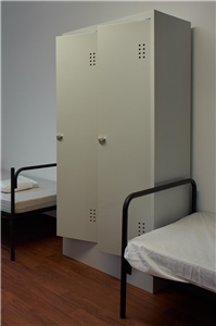 Anders ein Schrank und zwei Betten