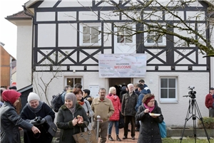 ITZ Weingarten Gebäude mit Menschen davor