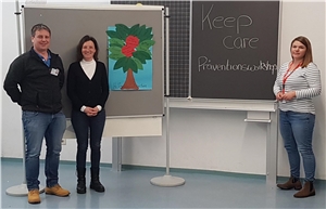 Keep Care 01 drei Personen vor einer Tafel