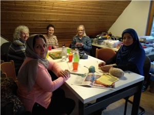 Kreativtreff Frauen mit Handarbeiten an einem Tisch