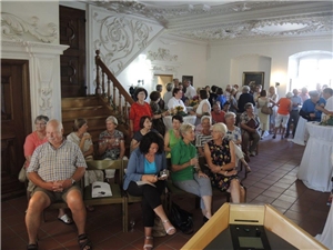 Tafeljubiläum 007 Sitzende Menschen in Raum