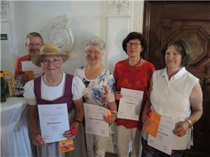 Tafeljubiläum 011 Fünf Personen mit Zettel in den Händen